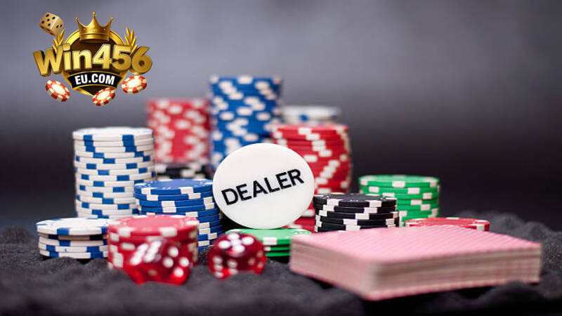 Dealer xinh đẹp chia bài Baccarat trực tuyến Win456