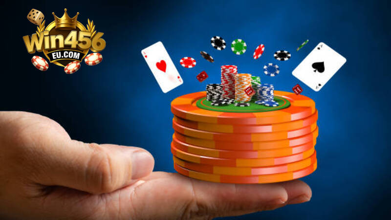 Dealer xinh đẹp chia bài Win456